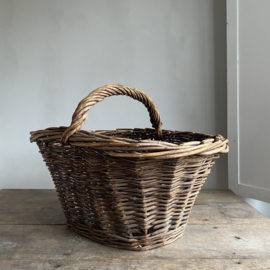 BU20110151 Old French rustic basket with handle made of thick woven willow in beautiful condition! Size: 28.5 cm high (to handle) / 55 cm long / 37 cm cross section.