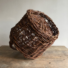 BU20110170 Old French rustic harvest basket made of woven willow wicker in beautiful condition! Size: 31 cm high (up to handle) / +/- 48 cm high (including handle) / 39 cm cross section