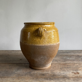 AW20111200 Antieke Franse confitpot periode: 19de eeuw in prachtige okergele tint en staat!  Afmeting: 29 cm hoog /  19  cm doorsnede.