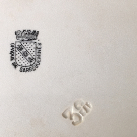 AW20110515 Antiek Frans bord, prachtig beboterd stempel - Opaque de Sarreguemines - periode: 1875-1900. Mist een kleine chip op de rand (zie foto) verder in prachtige staat! Afmeting: 30 cm. doorsnede.