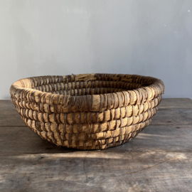 OV20110970 Oude Franse oogstmand van gevlochten stro in prachtige staat! Afmeting: 42 cm doorsnede / 16 cm hoog