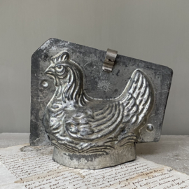 OV20110724 Antique chocolate chicken mold in beautifully weathered condition! Size: +/- 14 cm. high / 17 cm. long