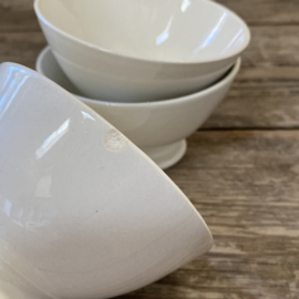 AW20111315 Set of 3 old French café bowls stamped - Gien France - period: 1960-1971 one is missing a minimal chip (see photo for details) otherwise all three in beautiful condition! Size: 6 cm high / 11 cm cross section