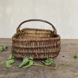 BU20110112 Old French hand woven harvest basket of willow and chestnut wood in beautiful condition! Size: 41 cm. long / 13 cm. high (to handle) / 26.5 cm. wide
