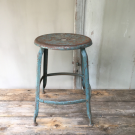 OV20110467 Tough old metal studio stool from Paris. Beautiful blue patina in very beautiful condition! Dimensions: 55 cm. high / 37.5 cm. section. Pickup only.