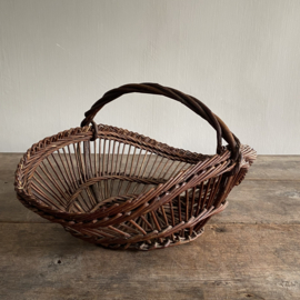 BU20110142 Small old French harvest basket for picking the wild French cèpes (porcini) in beautiful condition! Size: 36 cm long / 17 cm high (up to handle) / 26 cm cross section