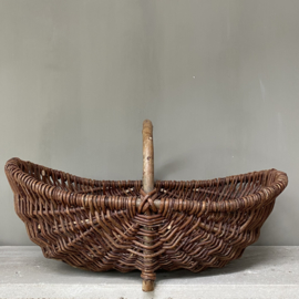 OV20110760 Old French wicker picking basket in beautiful condition! Size : 55.5 cm. long / +/- 17 cm. high (to the handle) / 32.5 cm. cross section.