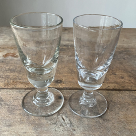 OV20111055 Twee antieke Franse wijnglazen van mond geblazen glas ieder uniek in zijn uitstraling...in prachtige staat! Afmeting:  15 cm hoog /  7 cm doorsnede.