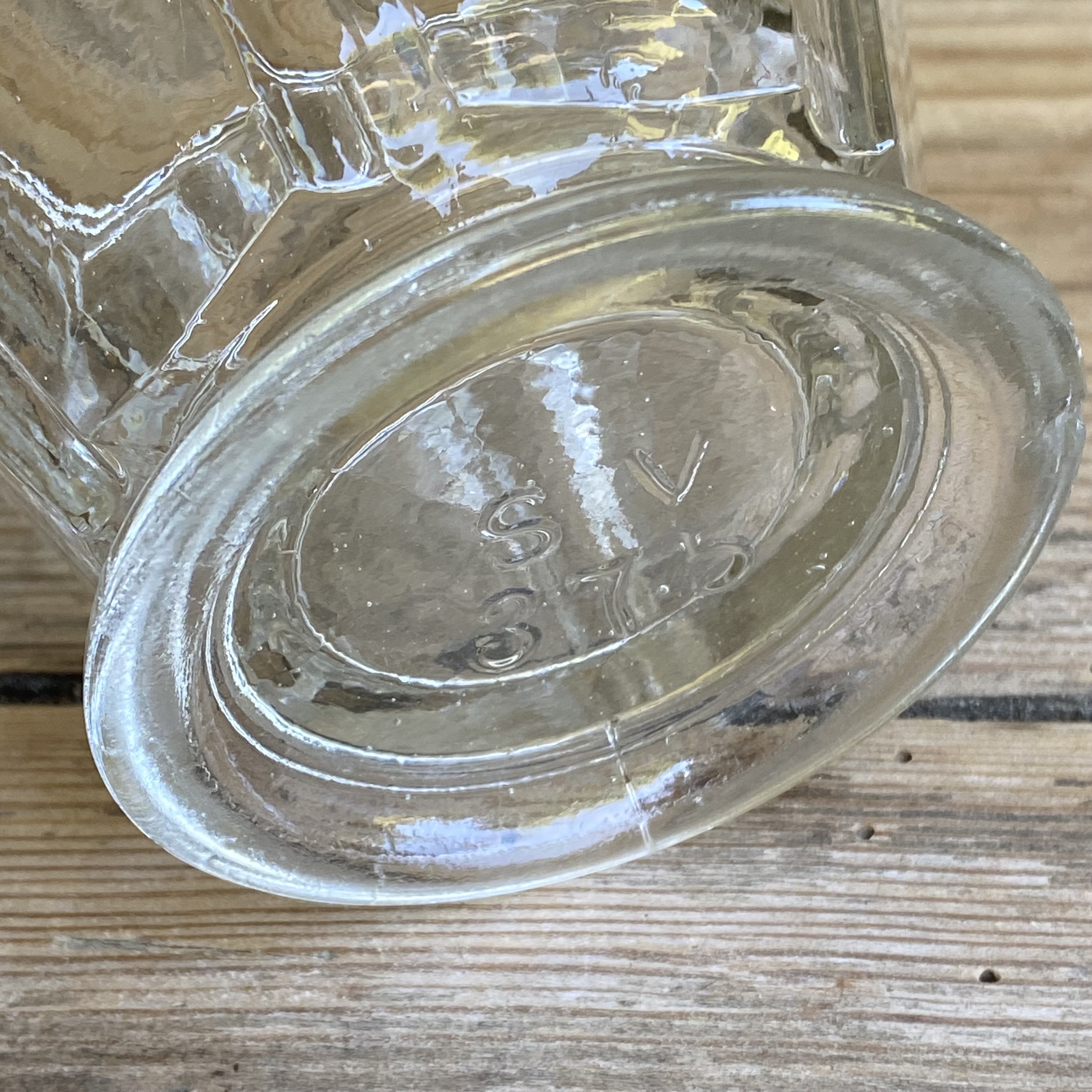 OV20111065 Antique French confiture jar on foot of mouth-blown glass, missing a minimal chip on the rim at the bottom (see photos for details), otherwise in beautiful condition! Size: 9 cm high / 11.5 cm cross section