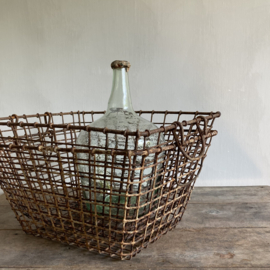 OV20110920 Old French iron oyster baskets from the island of Île de Ré, beautifully weathered by the sea and sun. Size: 49 cm long / 38.5 cm wide / 25.5 cm high. Mentioned price is per piece!