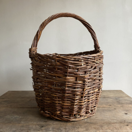 BU20110171 Oude Franse rustieke oogstmand van gevlochten wilgenteen in prachtige staat! Afmeting: 32 cm hoog (tot hengsel) / 51 cm hoog (t/m hengsel) /  +/- 41 cm doorsnede