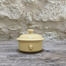 AW20111265 Antiek Frans pâté potje met leeuwenkopjes en bijbehorende deksel - stempel K.G (Société Keller & Guérin Luneville - in prachtige staat! Afmeting: 5,5 cm hoog (tot de deksel) / +/- 12,5 cm doorsnede