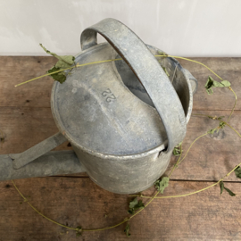 BU20110122 Old French zinc watering can in beautifully weathered condition, content: 22 litres, waterproof! Size: +/- 35 cm. high (up to handle) Only pick up in store!