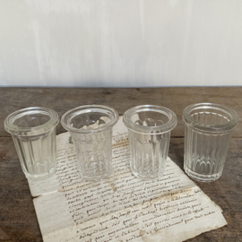 OV20110795 Set van 4 oude kleine Franse honingpotjes van mond geblazen glas in prachtige staat! Afmeting:  +/- 8,5 cm. hoog /  6 cm. doorsnede.