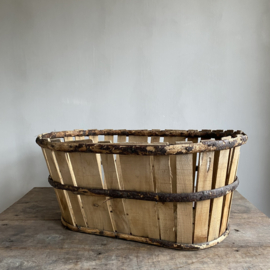 BU20110147 The authentic old French grape harvest basket from Provence made of chestnut wood in beautiful condition! Size: 68 cm long / 46.5 cm. cross section / 29 cm high.