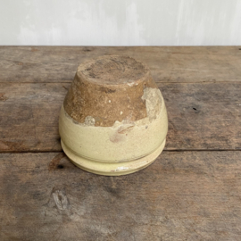 AW20111029 Antique southern French confiture jar in beautiful condition! Size: 11 cm. high / 13.5 cm. cross section.
