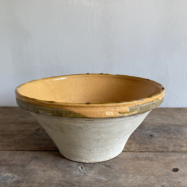 AW20111078 Antique South French bowl period: 19th century in beautiful ocher colour shade and beautiful condition! Size: 36 cm cross section  / 18 cm high.