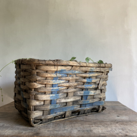 BU20110134 Old harvest baskets of braided chestnut in beautiful condition! Size: 53.5 cm long / 44.5 cm wide / 32 cm high. Mentioned price is per piece. The basket on the right is already sold!