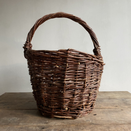 BU20110170 Old French rustic harvest basket made of woven willow wicker in beautiful condition! Size: 31 cm high (up to handle) / +/- 48 cm high (including handle) / 39 cm cross section