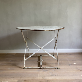 BU20110136 Antique French round folding garden table made of heavy iron with a beautiful base. Period 1900-1920. In weathered, but beautiful condition! Size: 90 cm cross section / 72 cm high. Pick up in store only.