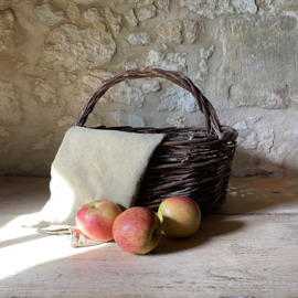 BU20110188 Old French rustic fruit harvest basket made of woven wicker in beautiful condition! Size: 18.5 cm high (to handle) / 32 cm high (including handle) / 41 cm cross section.