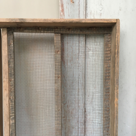 OV20110486 Old French wooden drying drawer with mesh in beautifully weathered condition! Size: 74 cm. high / 62.5 cm. high / 6.5 cm. high. Pickup only