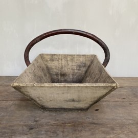 OV20110772 Large old French wooden picking basket in beautiful weathered gray condition! Size: 50 cm. long / 14 cm. high / 32 cm. deep.