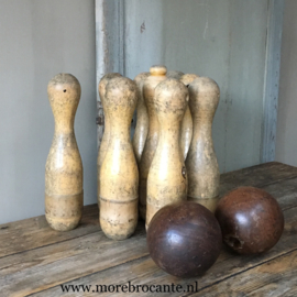 OV20110576 Set of 9 old Belgian cones in beautiful patina including 2 accompanying throwing balls, completely in beautiful condition! Dimensions: 40 cm. high / 7.5 diameter. Pickup only.