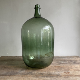 OV20111026(C) Grote oude Franse wijnfles met de traditioneel afgeslagen hals en mondgeblazen glas  inhoud: 20 liter in prachtige staat! Afmeting: +/- 51 cm hoog / doorsnede (onderzijde):  22 cm Alleen ophalen!