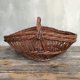 BU20110090 Old French picking basket made of willow branches in beautiful condition! Size: 23.5 cm. high / 57 cm. long / 43 cm. cross section.