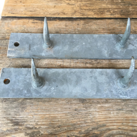 OV20110485 Old galvanized butcher hooks “dents de Loup” (wolfs teeth) in beautiful condition! Dimensions: 113.5 cm. long / 6 cm. wide. Pick up only, price quoted is per piece.