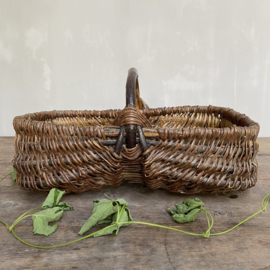 BU20110112 Old French hand woven harvest basket of willow and chestnut wood in beautiful condition! Size: 41 cm. long / 13 cm. high (to handle) / 26.5 cm. wide