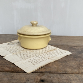 AW20110867 Antique French pâté jar with the famous lion heads. Period: late 19th century. The lid is a bit more buttered, but I immediately fell for the beautiful colors! In perfect condition. Size: 13 cm. cross section  / 6 cm. high