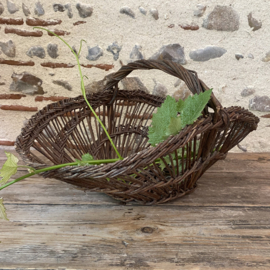 BU20110173 Oude Franse oogstmand op traditionele wijze gevlochten van wilgenteen in mooie licht vergrijsde staat! Afmeting: 51,5 cm lang / 34,5 cm breed / 20,5 cm hoog (tot het hengsel)