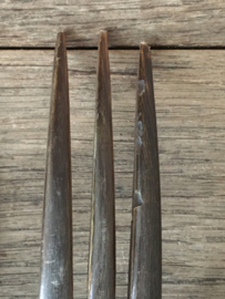 OV20110572 Beautiful old French salad cutlery with silver-plated handles with a monogrammed J.V.B further in black / brown bone. The fork misses a piece on one top (see picture) but further in beautiful condition! Size: +/- 30 cm. long.