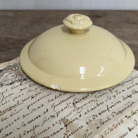 AW20110524 (C) Antique French pâté pot, stamp - Terre a Feu UC Sarreguemines - period: before 1895 in soft yellow color. Misses a chip on the edge of the lid (see photo) further in beautiful condition! Dimensions: 4 cm. high / 10 cm. cross section