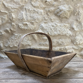 BU20110201 Old French wooden grape harvest basket in beautiful condition! Size: 48.5 cm long / 14 cm high (to handle) / 29 cm high (including handle) / 29.5 cm cross section