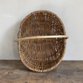 BU20110165 Oude Franse oogstmand van gevlochten wilgenteen in prachtige staat! Afmeting: 46 cm lang /  36 cm  breed /  16 cm hoog (tot hengsel) 33 cm hoog (inclusief hengsel)