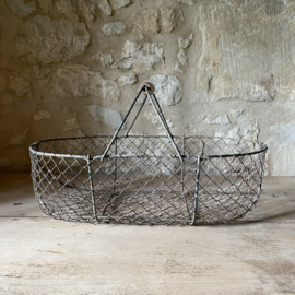 BU20110182 Old French wire mesh harvest basket with wooden handle in beautiful weathered condition, see photos for details. Size: 52.5 cm long / 15.5 cm high (to handle) / 28.5 cm high (including handle) / 32.5 cm cross section.