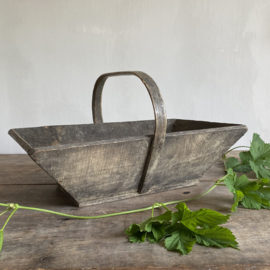 BU20110124 Old French wooden grape picking basket, nicely aged due to use and in beautiful condition! Size: 46.5 cm long / 28 cm wide / 13 cm high (to the handle)