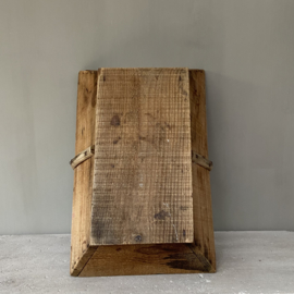 OV20110756 Oude Franse houten druivenplukmand in prachtige staat! Afmeting: 44,5 cm. lang / 12,5 cm. hoog / 29 cm.breed.
