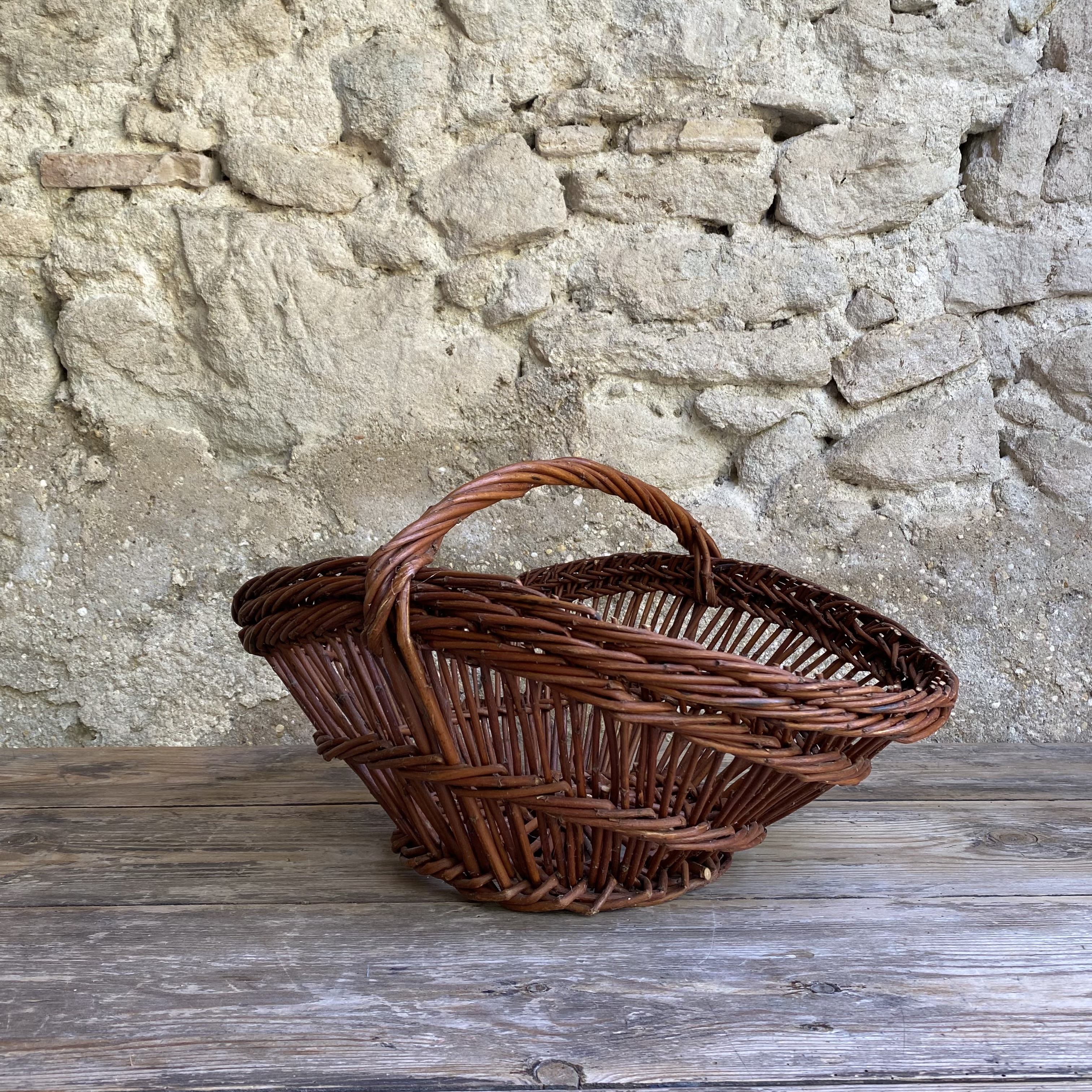 BU20110179 Oude traditionele Franse oogstmand van gevlochten wilgenteen in prachtige staat! Afmeting: 47 cm lang /  21 cm hoog (tot hengsel) / 33 cm doorsnede