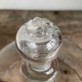 OV20110989 Antieke Franse stolp van mond geblazen glas met sober uitgewerkte greep. Minimale onregelmatigheid in het glas op de greep verder in perfecte staat! Afmeting: +/- 24 cm hoog (t/m de greep) / 24 cm. doorsnede