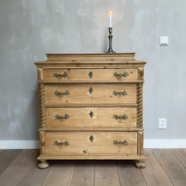 OV20110805 Antique Swedish chest of drawers in beautiful original untouched condition, period: 1890-1910. Size: 92.5 cm. wide / 98.5 cm. high / 50 cm. deep. Only pick up in shop or delivery within NL for a fee.