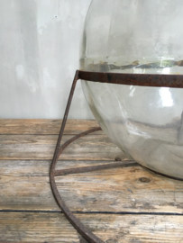 OV20110691 Unique old French wine bottle in beautifully weathered iron holder. The wine bottle is anchored in the holder. In beautiful condition! Size: +/- 70 cm. high / +/- 55 cm. intersection. Pickup only.