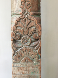 OV20110359 Antique hardwood pillar of a temple nicely finished in weathered green patine (country for origin: Uzbekistan) purchased from an antique dealer in Lourmarin S-France. In beautiful condition. Dimensions: 2.26 m. high / 16 cm. wide. Pickup only.