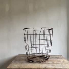 OV20111036 Grote oude Franse ijzeren mand in prachtige verweerde staat! Perfect voor opslag van je houtblokken bij de haard...Afmeting: 56 cm hoog / 53,5 cm doorsnede Alleen ophalen winkel!