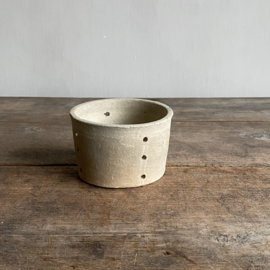 AW20111206 Oude Franse geitenkaas mal in mooie leemkleur en prachtige staat! Afmeting: 6,5 cm hoog /  10,5 cm doorsnede
