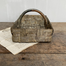 OV20110798 Old French rustic mushroom harvest basket nicely weathered and still in beautiful condition! Size : 26 cm. long / 6.5 cm. high / 17 cm. wide