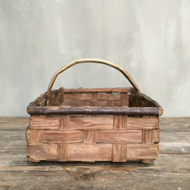 OV20110674 Large old French chip harvesting basket for collecting chestnuts in good condition! Size: 44 cm. long / 13.5 cm. high (up to handle) / 30 cm. wide.